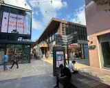 Passeggiata nel terminal crociere Istanbul, tra negozi e insegne direzionali.
