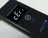 Czarny, nowoczesny tester z wyświetlaczem pokazującym "Err" i napisem "PLATINUM PRO X TYPE SENSOR".