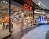 Wnętrze sklepu CCC, jednej z znanych sieciówek odzieżowych, pełne butów i torebek.