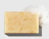 Sapone solido con bolle di schiuma, ideale per la pelle con dermatite atopica.