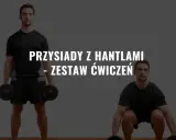 Mężczyzna wykonuje ćwiczenia na pośladki z hantlami. Pokazane są dwa etapy przysiadów.