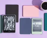 Różne etui na Kindle Paperwhite 4: zielone, różowe, granatowe, turkusowe. Obok kubek kawy.