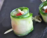 Délicieux wrap apéro de concombre garni de fromage frais, tomate cerise et herbes. Parfait pour un apéritif léger et coloré.