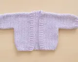 Chaqueta de bebé tejida a mano, color lila. Ideal para 6 meses, con un diseño sencillo y cálido.