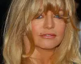 Goldie Hawn ler mot kameran, hennes blonda hår faller runt ansiktet. Tänker på alla roliga filmer med Goldie Hawn.