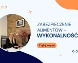 Kobieta przy biurku, tekst "ZABEZPIECZENIE ALIMENTÓW – WYKONALNOŚĆ". Dowiedz się, ile się czeka na zabezpieczenie alimentów.