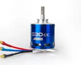 Ein blauer bürstenloser Motor mit der Aufschrift "G30cc AIRPLANE" und drei farbigen Kabeln.