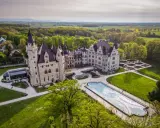 Zamek Moszna, jedna z największych atrakcji Opolszczyzny, z imponującą architekturą i rozległym parkiem z fontanną.