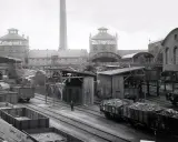 Ein Zeugnis der **hochindustrialisierung**: Zollverein II mit Schornstein, Loren voller Kohle und Holzlager.
