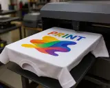 Nowa koszulka z tęczowym wzorem i napisem PRINT, gotowa do drukowania na plastiku.