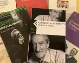 Libri di Edoardo Sanguineti, tra cui "Mikrokosmos. Poesie 1951-2004", esplorano la sua opera.