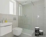 Dos latas de pintura "EMOTTION" listas para renovar el suelo del baño, con un diseño moderno y minimalista.