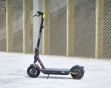 Trottinette électrique Xiaomi M365, idéale pour la ville. Découvrez sa fiche technique complète pour connaître ses performances.
