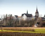 Stary Sącz atrakcje: malowniczy zespół klasztorny na wzgórzu, otoczony zielenią i polami.