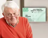 Uśmiechnięty starszy pan z okularami prezentuje legitymację emeryta wojskowego ZUS.