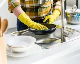 Jak usunąć przypalenia ze spodu patelni? Domowe i chemiczne sposoby