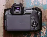 Tył aparatu Canon EOS R5 z widocznym ekranem LCD i przyciskami sterującymi.
