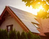 Panele słoneczne na dachu domu łapią promienie słońca, zapewniając czystą energię.