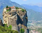Kloster på en klipptopp i Meteora, Grekland. En hisnande vy över det unika landskapet.