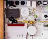 Vernetztes **smartes Zuhause**: Fritz!Box, Netgear Switch und diverse Hubs für ein intelligentes Heim.
