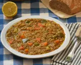 Un plato de sopa de lentejas y verduras, perfecto para recetas de quinoa.