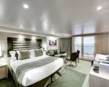 Lussuosa cabina nave con letto king-size, divano, balcone vista mare e TV.