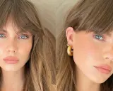 Mujer con ojos azules y cabello castaño, luciendo un "no makeup makeup look" con mejillas sonrosadas y labios naturales.