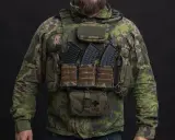 Gotowy do akcji: plate carrier setup z magazynkami, apteczką i dodatkowym wyposażeniem.