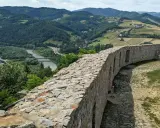 Kamienne mury zamku w Rytrze, z których roztacza się widok na dolinę Dunajca i okoliczne wzgórza. To wspaniałe **rytro atrakcje** dla miłośników historii i przyrody.