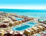Widok z lotu ptaka na kompleks hotelowy nad Morzem Czerwonym. Idealne miejsce, kiedy do Egiptu na wakacje.