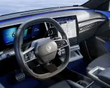 Tableau de bord moderne de la future Renault Mégane, avec écrans numériques, volant multifonction et éclairage d'ambiance bleu.