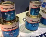 Boîtes de peinture antifouling International Micron 350. Avis sur ce produit pour protéger votre bateau.