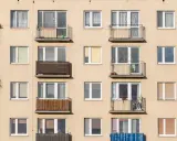 Façade d'immeuble avec de nombreux balcons et fenêtres, offrant un aperçu de la vie quotidienne et du **logement décent**.