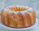 Puszyste ciasto cytrynowe, oprószone cukrem pudrem, czeka na spróbowanie. Idealne na popołudniową herbatę.
