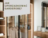 Jak urządzić małą garderobę? Drewniane półki, oświetlenie LED i lustro tworzą funkcjonalną przestrzeń.