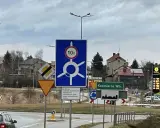 Znaki drogowe przy rondzie na trasie Kazimierza Wielka. Ograniczenie tonażu 10t.