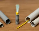 Le câble à fibre optique, prêt à être installé dans la maison, avec des gaines grises et un fil jaune.