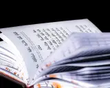 Otwarta księga z hebrajskim tekstem, fragment Psalmu 68. Strony są białe, tekst czarny, na czarnym tle.