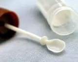 Pobieranie kału do badania jest proste dzięki temu zestawowi. Małe, plastikowe łyżeczki i pojemnik ułatwiają pobranie próbki.