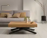 Mesa elevable de madera con motor, ideal para tu salón. Un diseño moderno con patas negras y un estilo único.