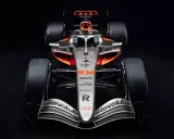 El coche de audi f1, plateado con detalles naranjas y negros, listo para la competición.