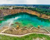 Turkusowe jezioro w kamieniołomie, z drewnianą kładką i altanką, to jedno z bajkowych miejsc w Polsce.