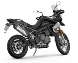 Czarny motocykl Triumph Tiger 900, gotowy na przygody. Sprawdź jego dane techniczne!