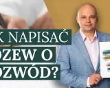 Mężczyzna w garniturze trzyma dokument z tekstem "JAK NAPISAĆ POZEW O ROZWÓD?". Pomaga zrozumieć proces rozwodowy.