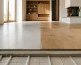 Przekrój nowoczesnej posadzki pod ogrzewanie podłogowe: z jednej strony płytki, z drugiej drewno.