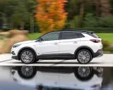 Biały Opel Grandland w ruchu, z refleksami na wodzie. Sprawdź aktualną opel grandland cena i wybierz swój wymarzony SUV.