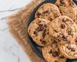 Assiette de cookies aux pépites de chocolat, parfaits après une cuisson réussie en chaleur tournante.