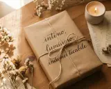 Un libro incartato con cura, con la scritta "intimo, luminoso, indimenticabile", circondato da fiori secchi e una candela accesa. Perfetto per storie da leggere.