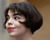 Ein kurzer Bob mit leichten Wellen, der ihr Gesicht umrahmt. Perfekt gestylt für einen mühelosen Look.