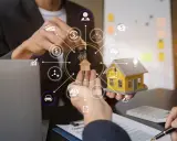 Remise de clés d'une maison miniature, symbolisant la gestion immobilière et les défis du paiement irrégulier et tardif des loyers.